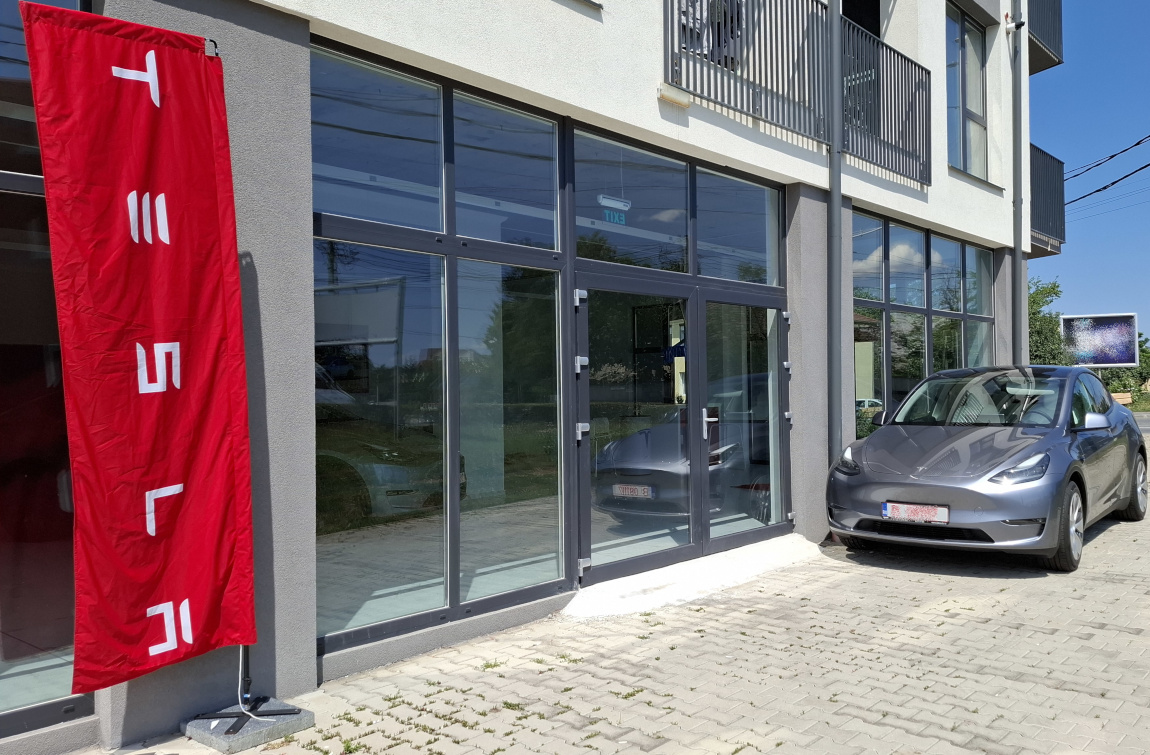 Tesla a deschis astăzi primul showroom în Cluj-Napoca și al treilea din România